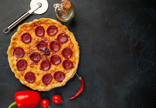 Pizza caseira de calabresa em fundo de pedra com espaço de cópia para o seu texto.