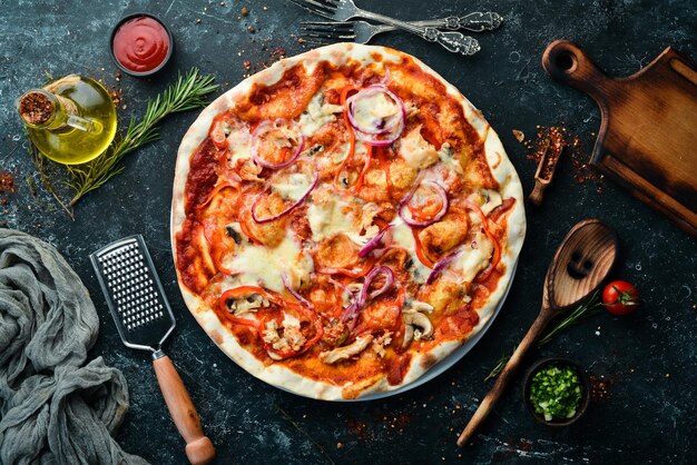 Pizza caseira em um fundo de pedra preta Cozinha italiana Vista superior Espaço livre para o seu texto