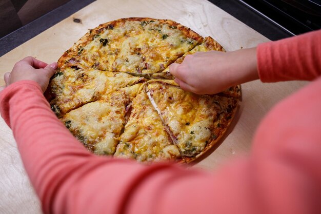 Pizza caseira em uma placa de madeira