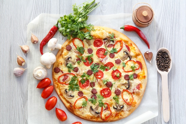 Pizza caseira fresca com tomate