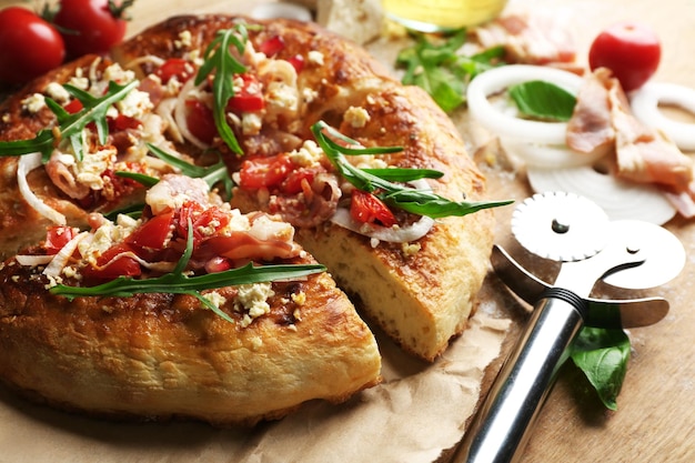 Foto pizza caseira grega com hamonion tomate assado cremoso feta em fundo de mesa de madeira