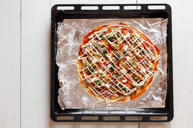 Pizza caseira preparada para cozinhar.