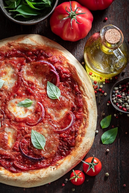 Pizza caseira Pugliese feita de tomate carne cebola e manjericão