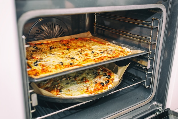 Pizza caseira saindo do forno. conceito de comida saudável