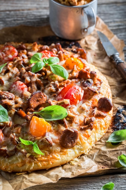 Pizza casera a base de champiñones nobles y tomates