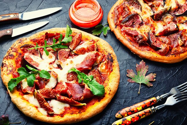 Pizza casera con carne e higos otoñales