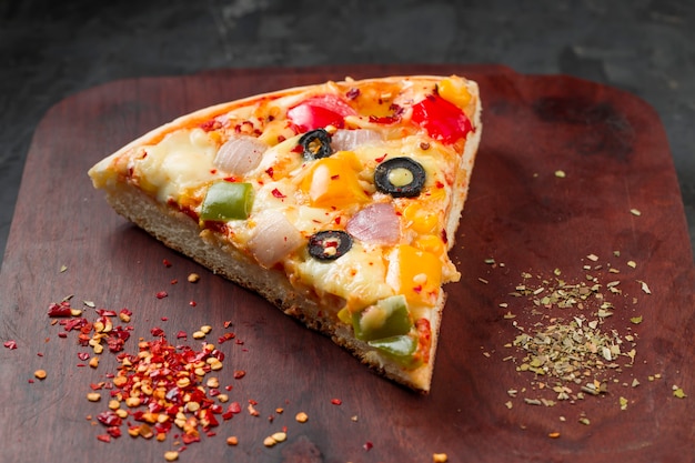 Pizza casera deliciosa pizza hecha con pimiento rojo verde y amarillo