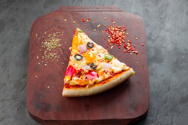 Pizza casera deliciosa pizza hecha con pimiento rojo verde y amarillo