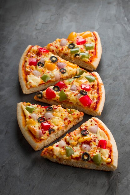 Pizza casera deliciosa pizza hecha con pimiento rojo verde y amarillo