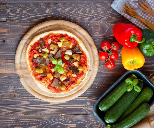 Foto pizza casera fresca con diferentes verduras en madera