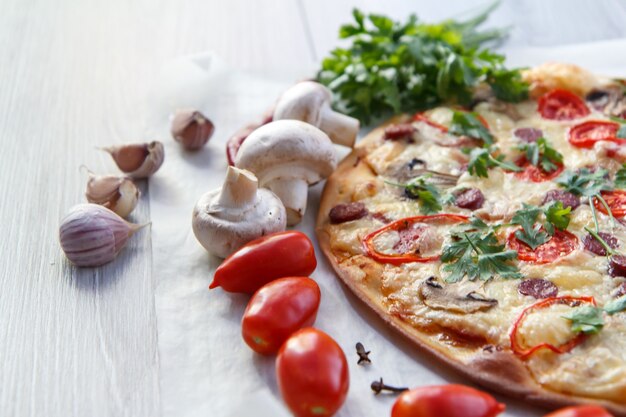 Pizza casera fresca con tomates