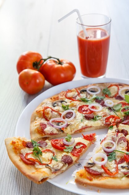 Pizza casera fresca con tomates