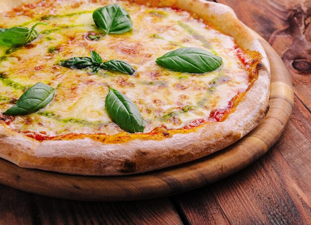 Pizza casera italiana margherita en madera