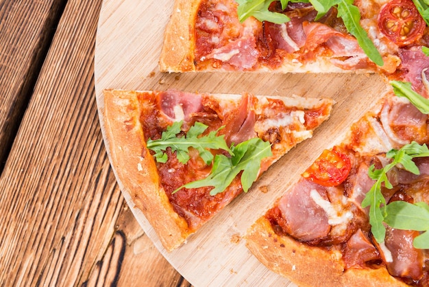 Pizza casera de jamón con rúcula