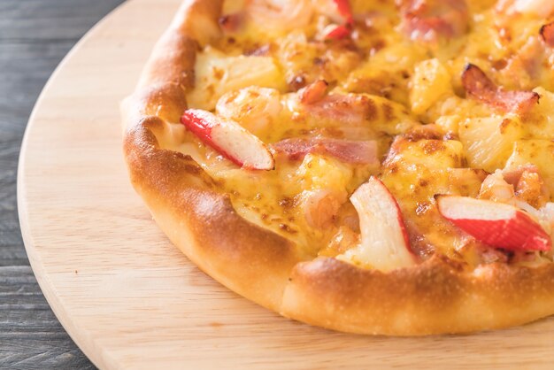 Pizza casera de mariscos hawaiana