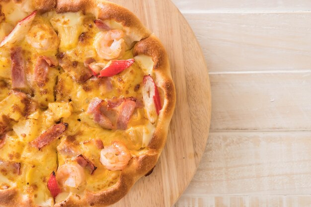 Pizza casera de mariscos hawaiana