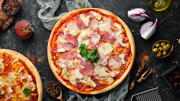 Pizza casera con pollo tocino y salchicha salami Vista superior espacio libre para su texto Estilo rústico