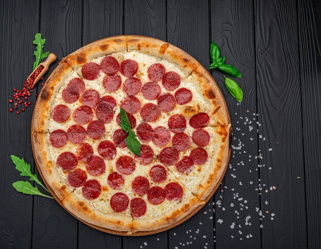 Pizza casera de queso con salami deliciosa pizza con queso cheddar