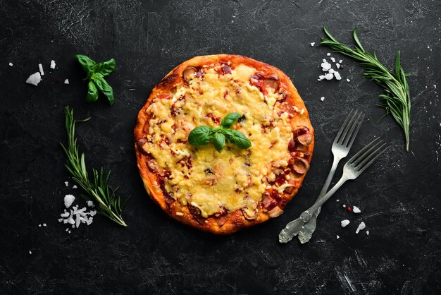 Pizza casera de salchicha y queso Vista superior Sobre el fondo antiguo Espacio de copia libre