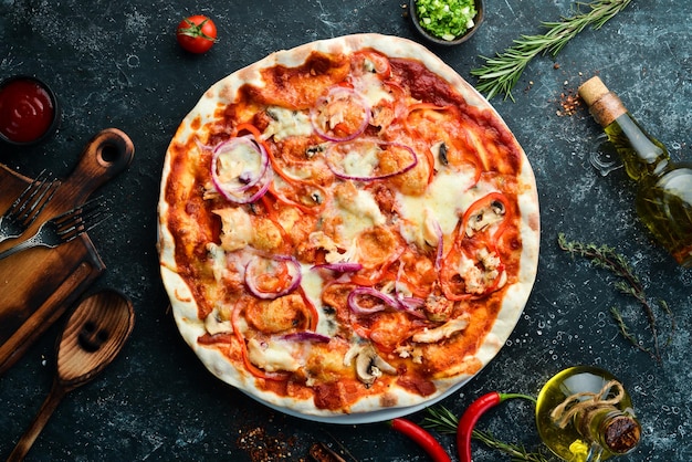 Pizza casera sobre fondo de piedra negra Cocina italiana Vista superior Espacio libre para el texto
