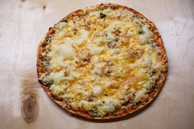 Pizza casera sobre una tabla de madera.