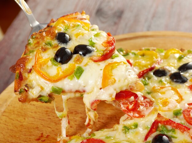 Pizza casera con tomate y berenjena