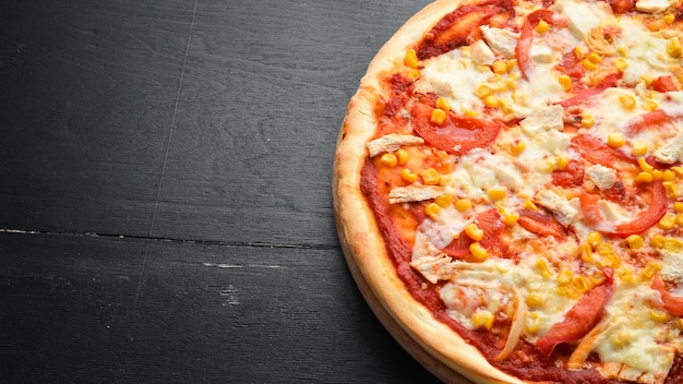 Pizza casera con tomates de pollo y maíz Vista superior espacio libre para su texto Estilo rústico