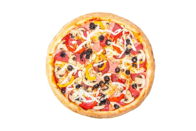 pizza casera, con tomates, queso, carne de pollo, tocino, aceitunas negras, pepino, en un aislado