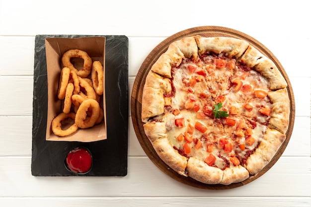 Pizza casera con tomates y verduras entrega de comida a domicilio sobre un fondo blanco.