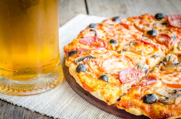 Pizza casera con un vaso de cerveza