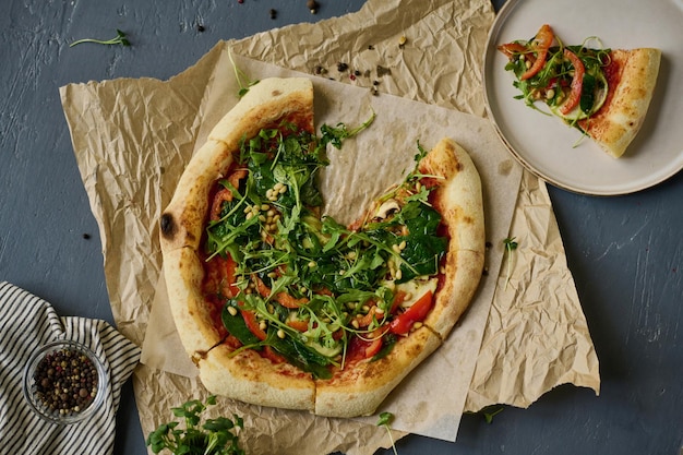 Pizza casera con verduras en la mesa