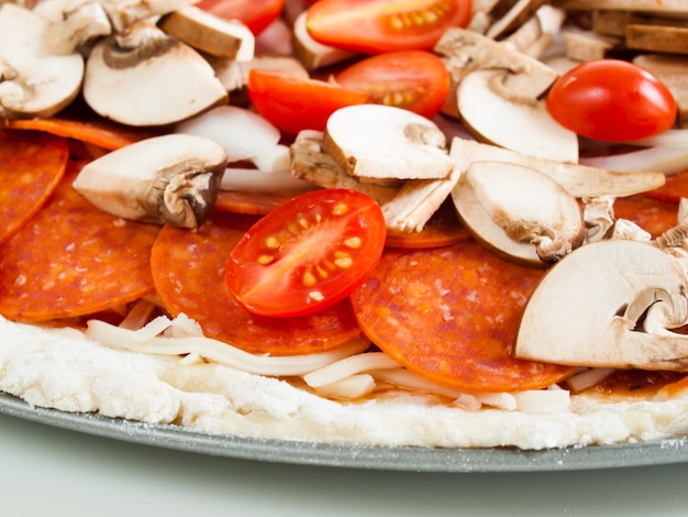 Pizza casera de verduras servida para la cena.