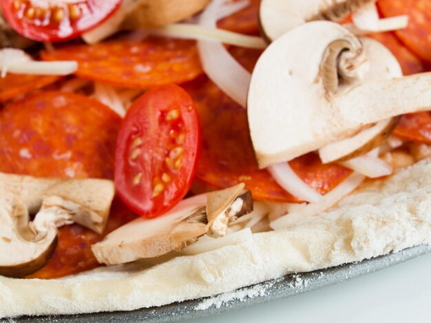 Pizza casera de verduras servida para la cena.