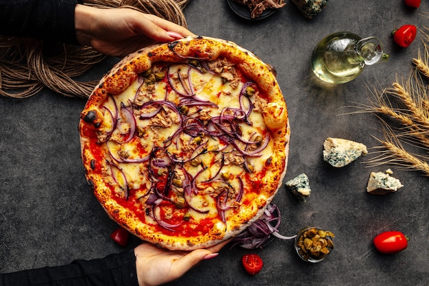 Pizza de cebolla al horno en el fondo decorado