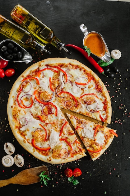 Foto pizza con cebolla y pimiento sobre fondo negro