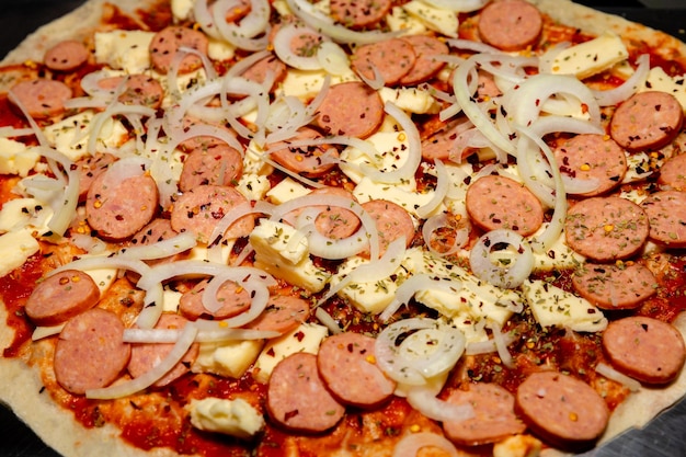 Una pizza con cebolla, queso y cebolla encima.