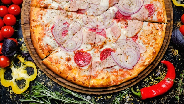 Pizza con cebolla de queso derretido y pepperoni. Comida chatarra, comer en exceso y concepto de comida rápida. Comida italiana famosa