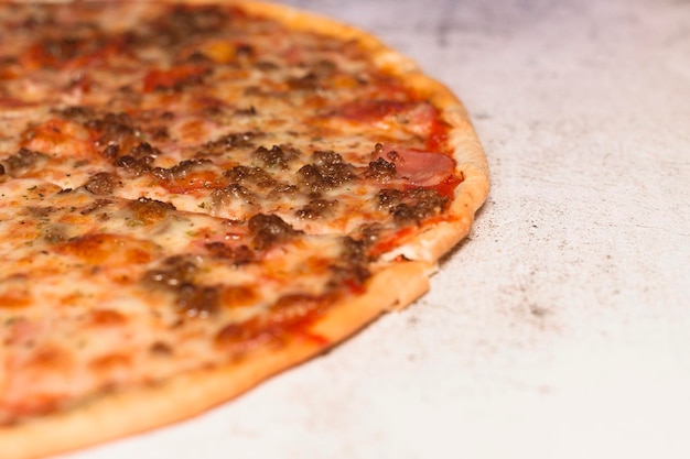 Pizza de cerca, ingredientes frescos y naturales. Comida rápida. Porciones de pizza para comidas familiares.