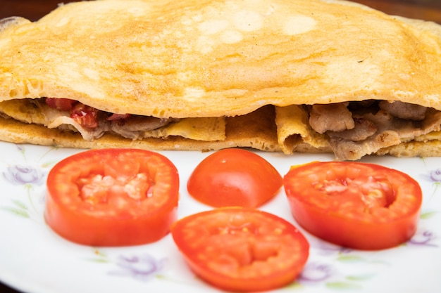 pizza de cerdo con huevo frito amarillo