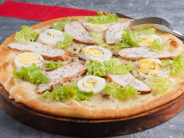 Pizza césar con pechuga de pollo ahumada, huevo de gallina y champiñones