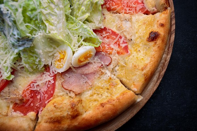 Pizza César en una tabla de madera redonda