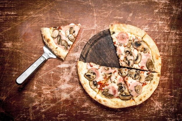 Foto pizza de champiñones con jamón.