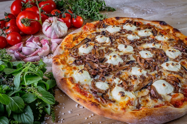 Pizza de champiñones y queso crema Shimeji sobre la mesa