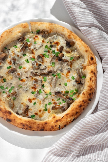 Pizza con champiñones y salsa de trufa sobre fondo blanco para el menú del restaurante