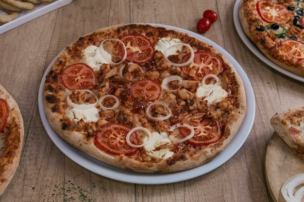 Pizza cheia de kebab, presunto e queijo azul