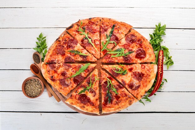 Pizza con chile y salami Vista superior Sobre un fondo de madera Copiar espacio