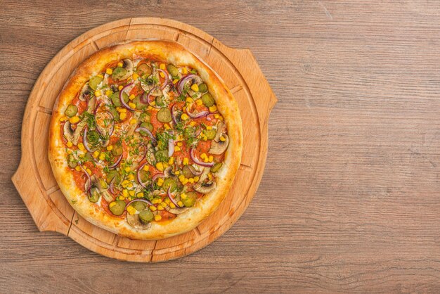 Foto pizza clásica fresca con salsa de tomate mozzarella chorizo picante pimiento sobre un fondo de madera