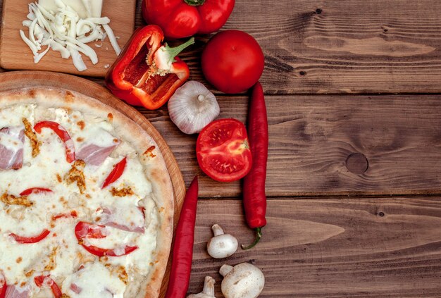 Pizza clásica toscana en la mesa de madera, vista superior. Comida vegetariana