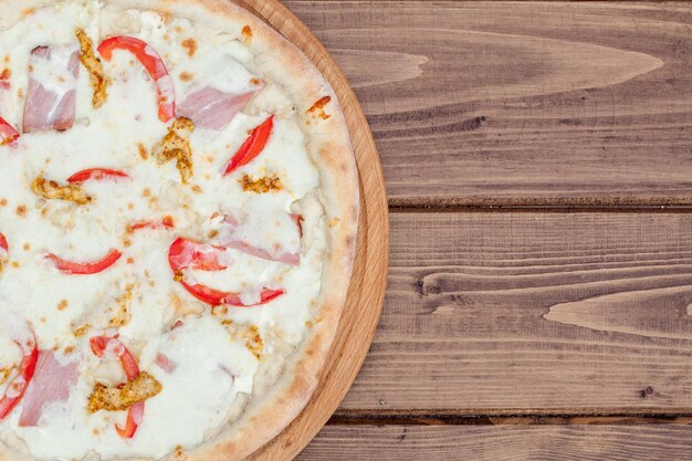 Foto pizza clásica toscana en la vista superior de la mesa de madera comida vegetariana