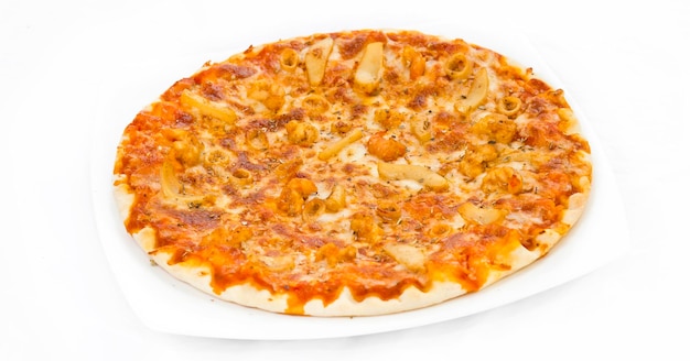 Pizza clássica de frutos do mar com fundo branco